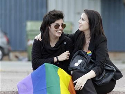 Một cặp đồng tính chờ bên ngoài tòa nhà Quốc hội Uruguay.
